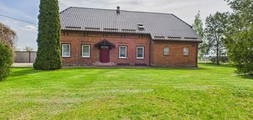 Czerwona cegła, ogród i niskie koszty