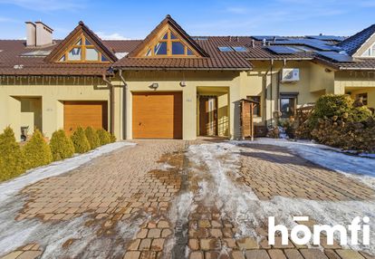 Ładny dom szeregowy z garażem i ogródkiem