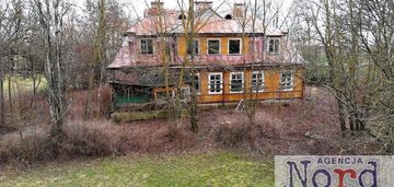 Piękna stara szkoła nad jeziorem