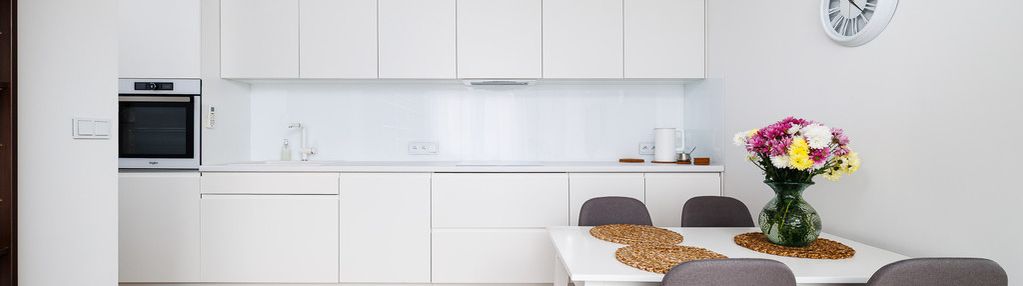 Funkcjonalne z aneksem kuchennym i balkonem