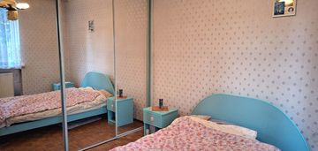 Dom z dwoma mieszkaniami i ogrodem – mrocza