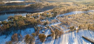 Działka nad jeziorem z domkiem i altaną grillową