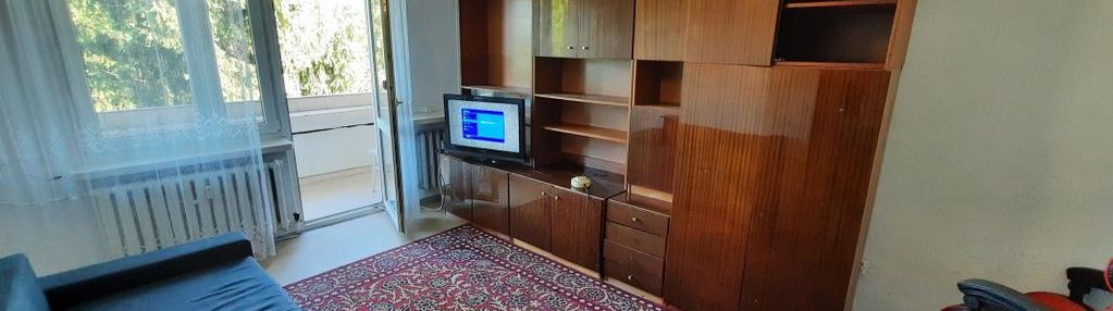 1 piętro w niskim bloku. układ narożny.