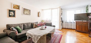Trzy zadbane pokoje, balkon, winda, piwnica