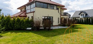 Piękna dwurodzinna willa przy granicy z w-wa