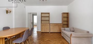 Kameralny, 2-piętrowy blok obok kampinosa