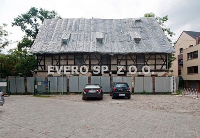 Działka na oporowie, zabudowana budynkiem dworu