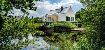 Nowoczesny świetny dom ogród staw chyby