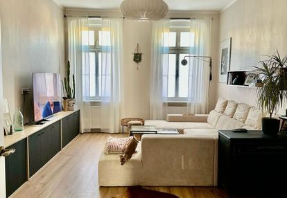 Klimatyczne mieszkanie z widokiem na deptak