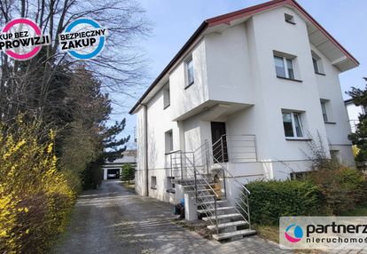 Dom podzielony na 2 mieszkania oraz dom w ogrodzie