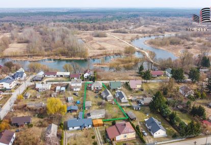 Dom z budynkami gospodarczymi nad bugiem