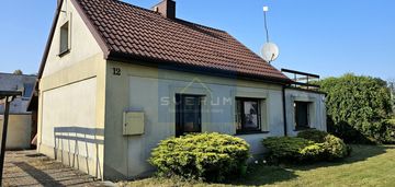 Dom w cichej i zielonej okolicy wyczerpy aniołów