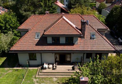 Dom w sercu dąbrowy leśnej