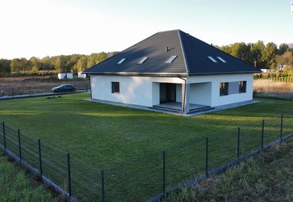 Komfortowy nowy dom, sypialnie w każdej garderoba