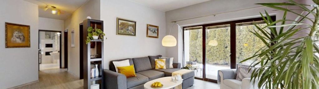 Dom w otulinie lasu. zapachem sosny za rogiem