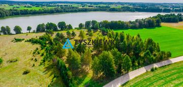 Malownicza działka z linią brzegową jeziora