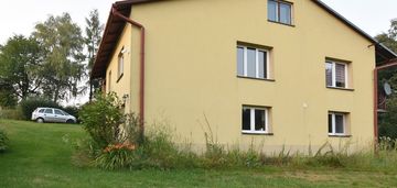 Wolno stojący dom z budynkiem gospodarczym