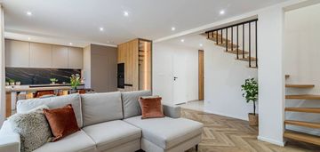 Na sprzedaż dwupoziomowy apartament z ogródkiem