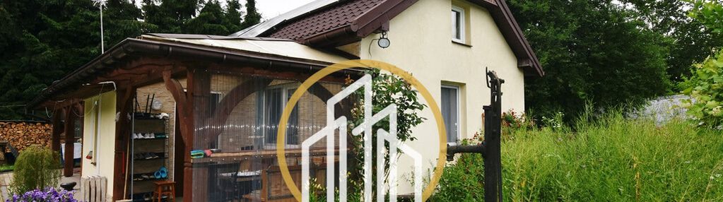 Dom wśród świerków