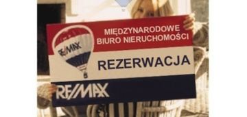 Działka budowlana w otoczeniu domów