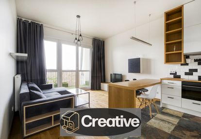 Trzy pokoje, dwa balkony, wysokie.