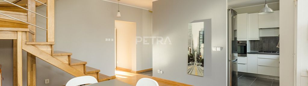 Dwupoziomowe mieszkanie przy stacji metra