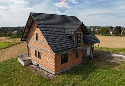 Przestronny dom do wykończenia.
