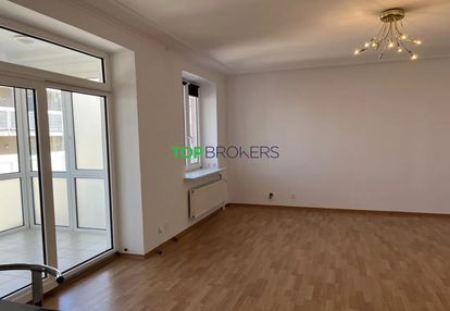 Trzy przestronne pokoje z loggią, piwnica, garaż