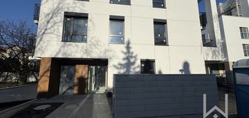 3 pokoje, garaż, komórka. ostatnie piętro.