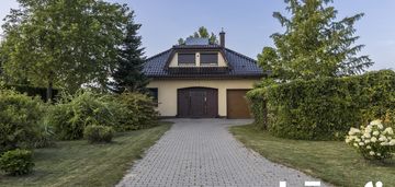 Duży rodzinny dom z malowniczym ogrodem