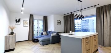 Dwa pokoje w apartamentowcu, 10 min od kolejki