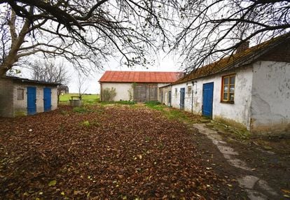 Działka rudka kozłowiecka 18ar z zabudowaniami.