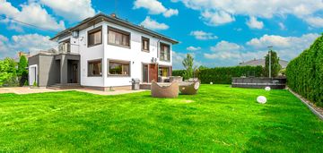 Nowoczesny dom z basenem i jacuzzi