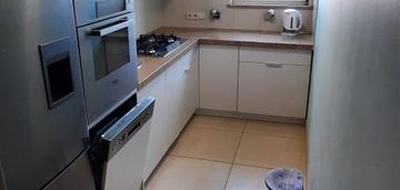 3 pokoje na 48 mkw. i osobna kuchnia z oknem.