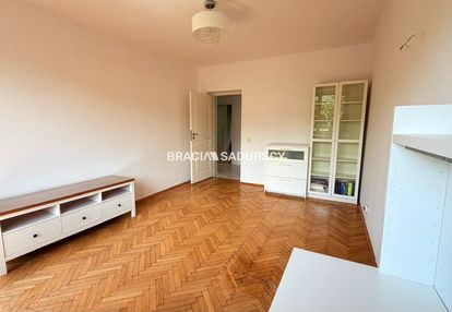 Trzypokojowe m z oddzielną kuchnią blisko centrum