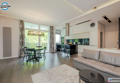 Apartament z widokiem na las, komórka i hala gar.