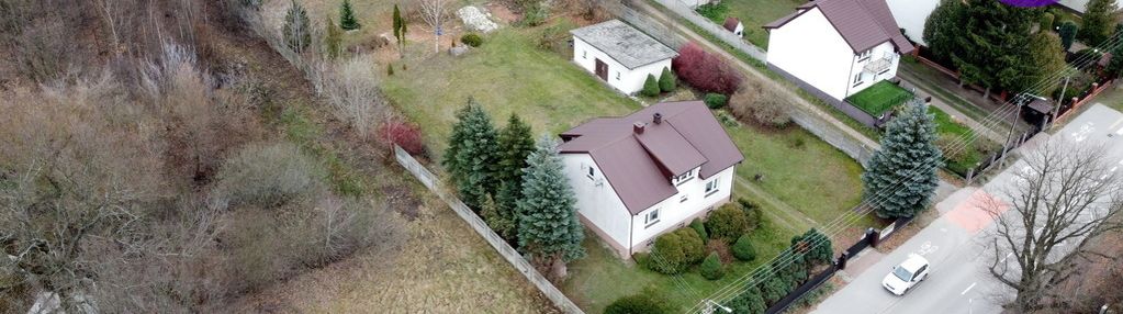 Dom w bliskim sąsiedztwie rzeki i lasu.