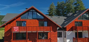 Apartament z balkonem i widokiem na wysoki kamień