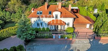 Rodzinny dom wolnostojący z ogrodem sosnowym