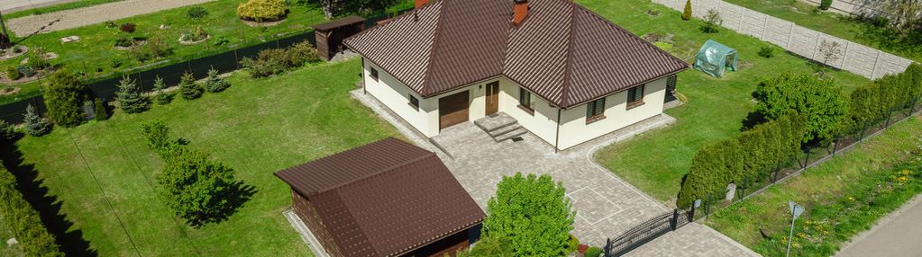 Dom wolnostojący ogrodem oraz tarasem