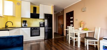 3 pokoje, 2 komórki, taras 40m2 na 1 piętrze.