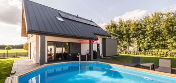 Dom z basenem/9 arów/wysoki standard