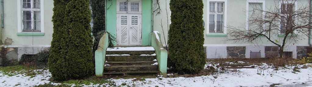 Dom w stylu dworkowym z dużą działką