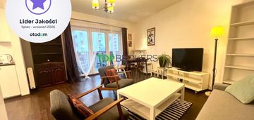 Salon z aneksem i sypialnia, balkon, garaż