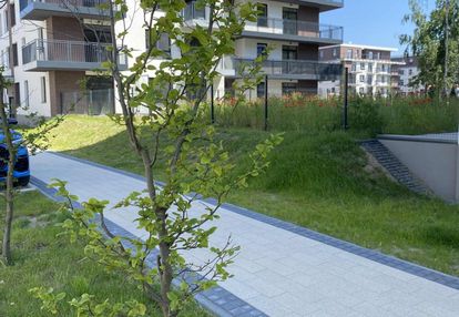 Dużo światła, dwustronne, narożne. wysoki parter