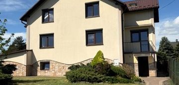Dom zabudowie bliźniaczej w dobrej lokalizacji.