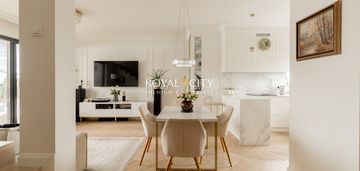 Dom w jakości premium zgorzała z ogrodem.