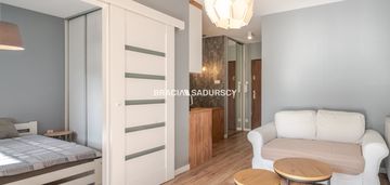 Komfortowo urządzone mieszkanie (taras i parking)