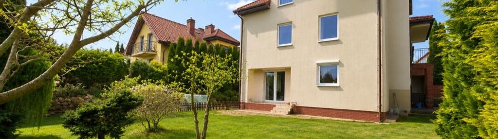 Przestronny dom w zielonej części brzezin przy ulicy poznańskiego w olsztynie.
