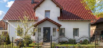 Dom w dobrej z zabudowaniami